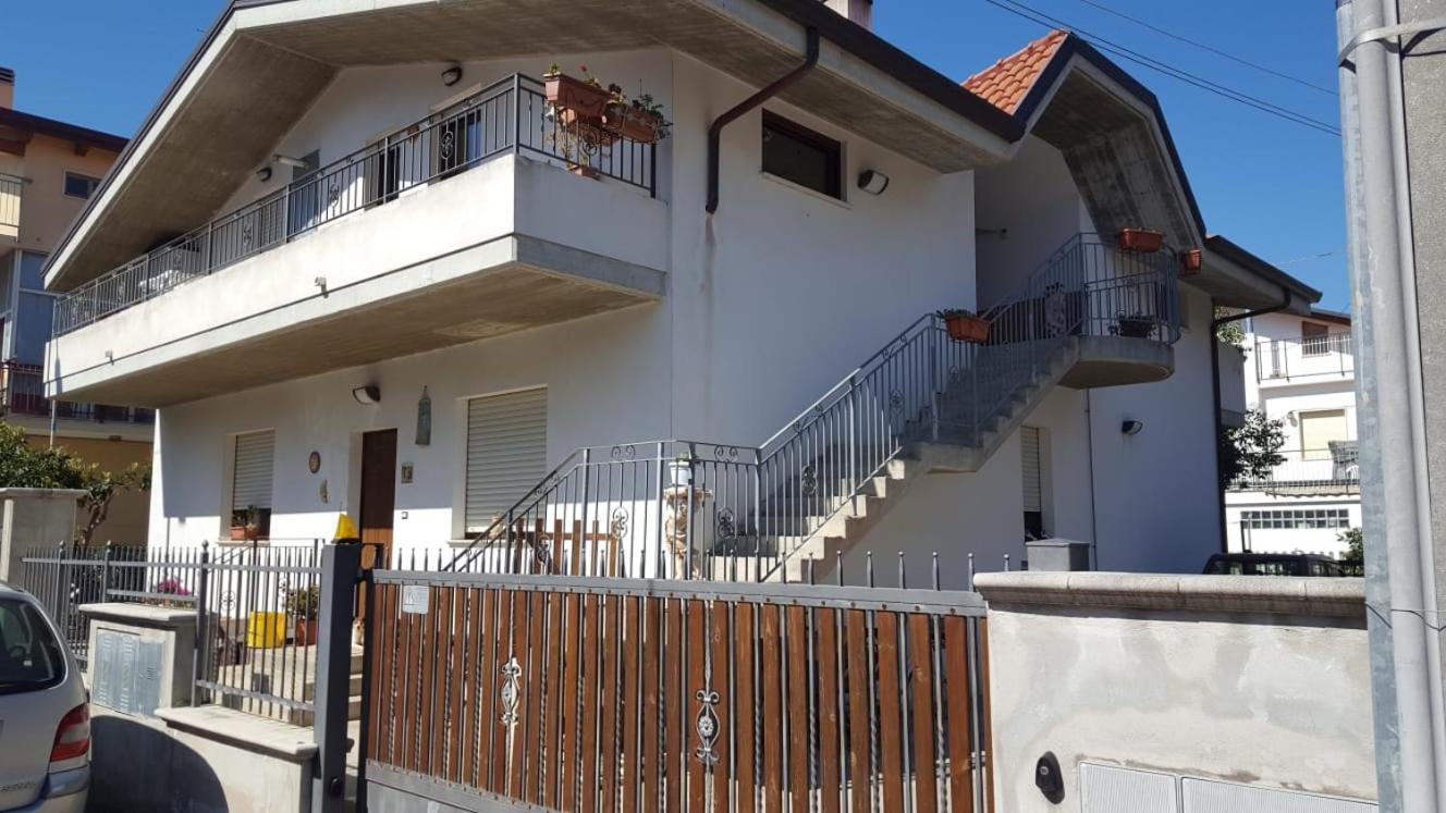 Вілла La Casa Di Cindy Монтезільвано Екстер'єр фото